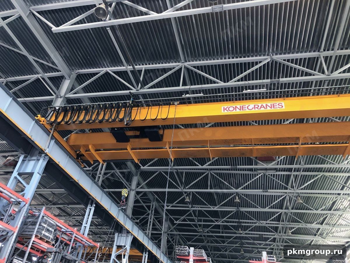Однобалочный кран Konecranes с электроталью в цехе — ПроектКранМонтаж Однобалочный кран Konecranes с электроталью в цехе
