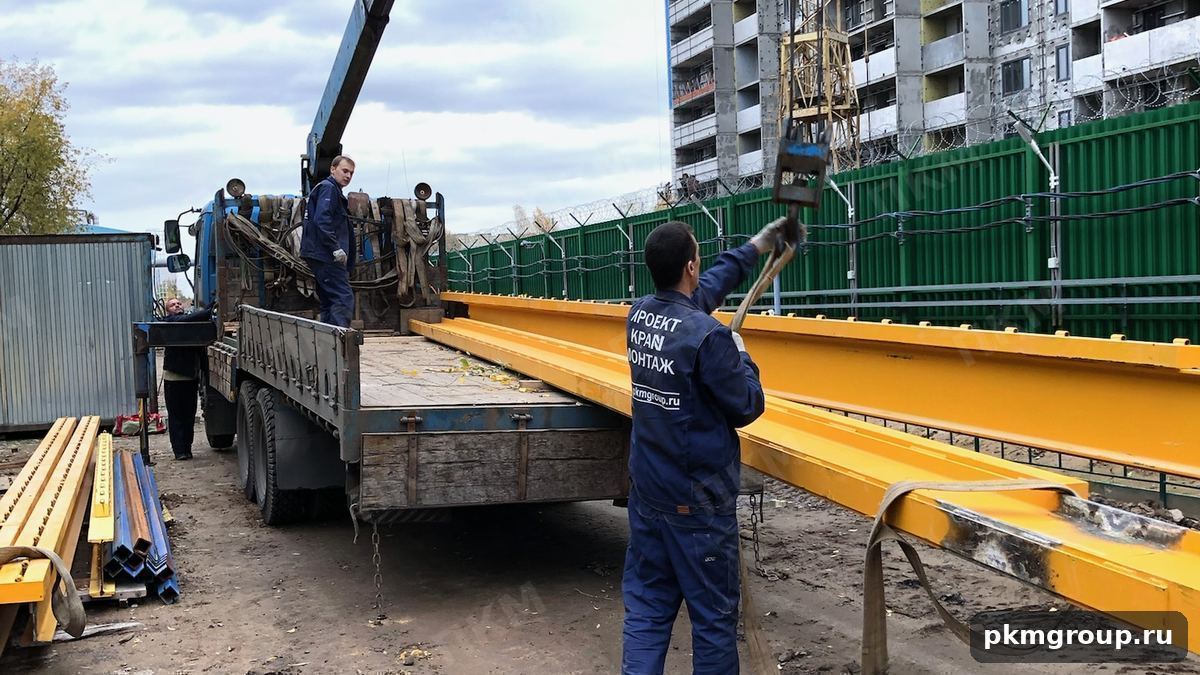 Подъём балки крана автокраном при монтаже на объекте