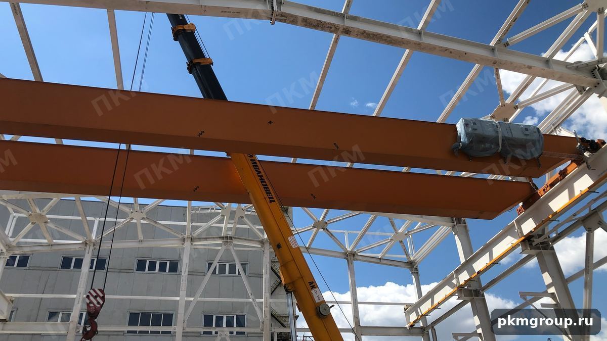 Смонтированный мостовой кран в новом цехе — ПроектКранМонтаж Смонтированный мостовой кран в новом цехе