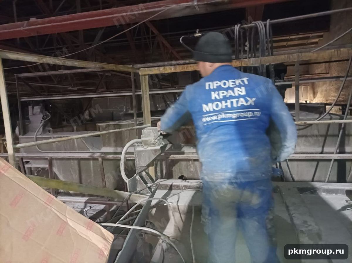 Специалист ПроектКранМонтаж на мосту крана во время работ Специалист ПроектКранМонтаж на мосту крана во время работ