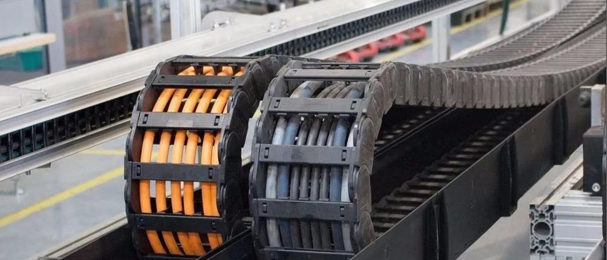 Траковая кабельная цепь с уложенными кабелями — ПроектКранМонтаж Траковая кабельная цепь с уложенными кабелями